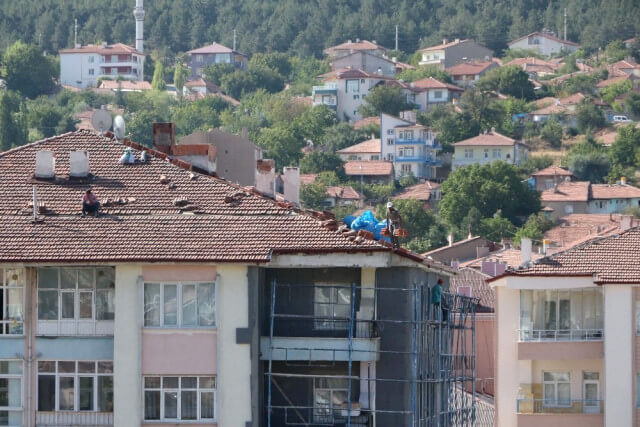 Çatı Onarımı Yapan İşçilerin Tehlikeli Mesaisi